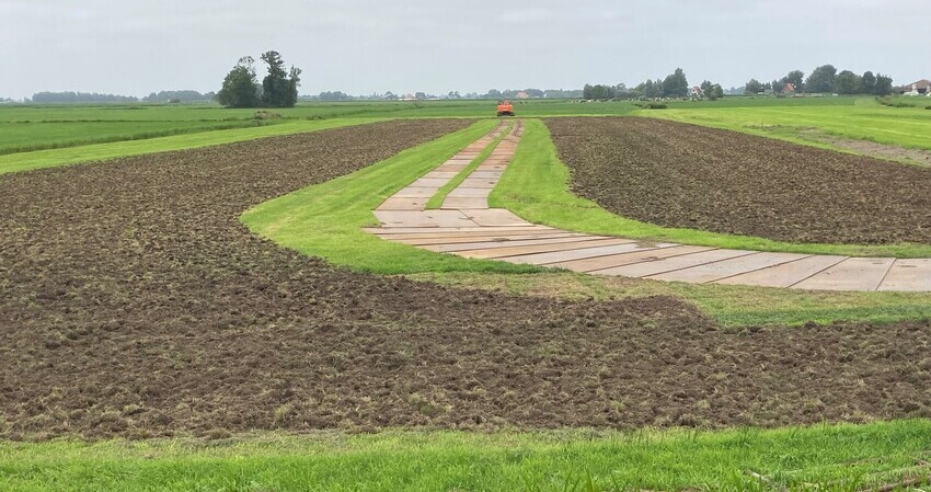 Foto van het overlagen van veengrond in de Groote Veenpolder